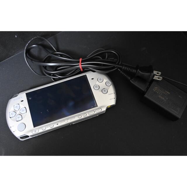 PlayStation Portable(プレイステーションポータブル)の期間限定値下げPSP3000本体(シルバー)と付属品【アナログスティック不良品】 エンタメ/ホビーのゲームソフト/ゲーム機本体(携帯用ゲーム機本体)の商品写真