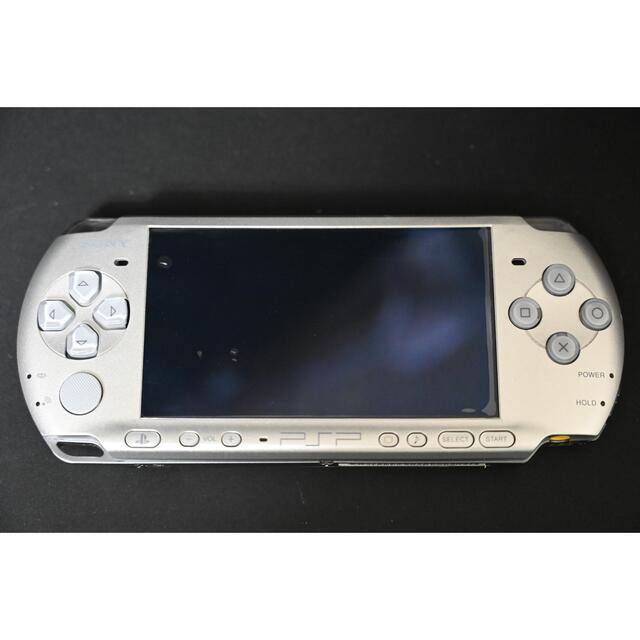 PlayStation Portable(プレイステーションポータブル)の期間限定値下げPSP3000本体(シルバー)と付属品【アナログスティック不良品】 エンタメ/ホビーのゲームソフト/ゲーム機本体(携帯用ゲーム機本体)の商品写真