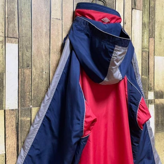UMBRO(アンブロ)の《イングランド製》UMBRO アンブロ 赤☆ナイロン L 刺繍 90年代 メンズのジャケット/アウター(ナイロンジャケット)の商品写真