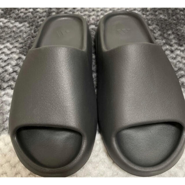 adidas(アディダス)のYEEZY SLIDE ONYX イージースライド オニキス メンズの靴/シューズ(サンダル)の商品写真