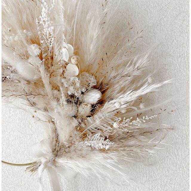 パンパスグラスと小花のハーフリース　ホワイト　ベージュ ハンドメイドのフラワー/ガーデン(ドライフラワー)の商品写真