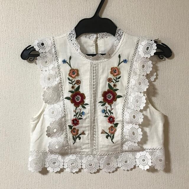 FOREVER 21(フォーエバートゥエンティーワン)のforever21 フラワーエンブロイダリーレースブラウス刺繍ステッチクロップ レディースのトップス(シャツ/ブラウス(半袖/袖なし))の商品写真