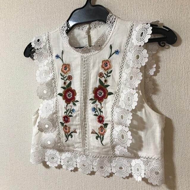 FOREVER 21(フォーエバートゥエンティーワン)のforever21 フラワーエンブロイダリーレースブラウス刺繍ステッチクロップ レディースのトップス(シャツ/ブラウス(半袖/袖なし))の商品写真