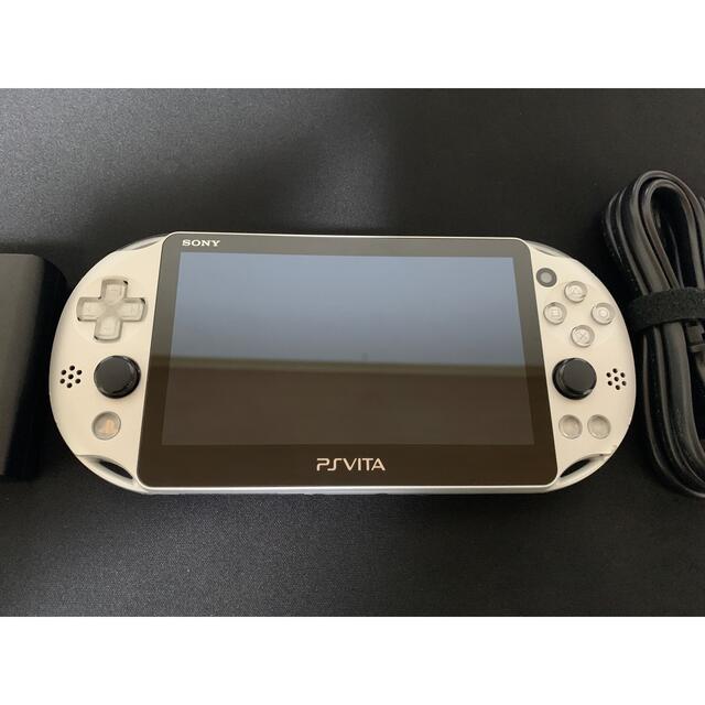 PlayStation Vita(プレイステーションヴィータ)のPSVita PCH-2000 シルバー ACアダプターセット 16GBメモリ付 エンタメ/ホビーのゲームソフト/ゲーム機本体(携帯用ゲーム機本体)の商品写真