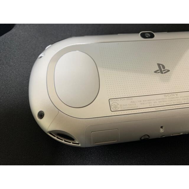 PlayStation Vita(プレイステーションヴィータ)のPSVita PCH-2000 シルバー ACアダプターセット 16GBメモリ付 エンタメ/ホビーのゲームソフト/ゲーム機本体(携帯用ゲーム機本体)の商品写真