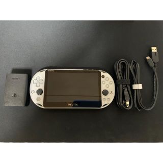 プレイステーションヴィータ(PlayStation Vita)のPSVita PCH-2000 シルバー ACアダプターセット 16GBメモリ付(携帯用ゲーム機本体)