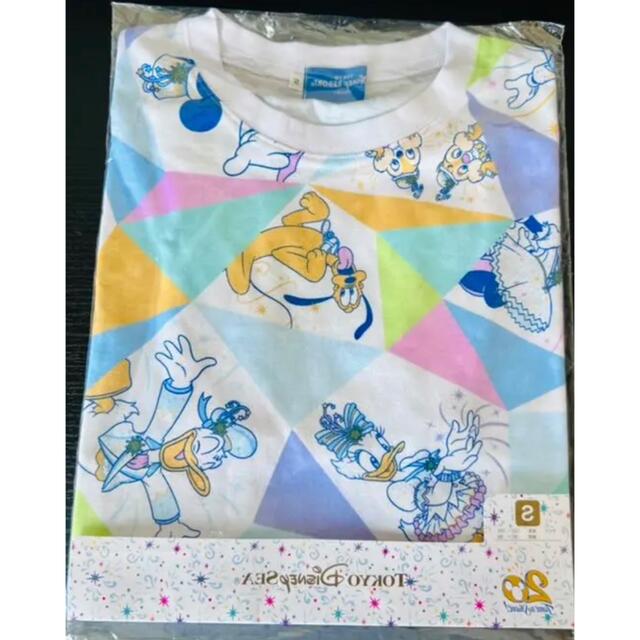 Disney(ディズニー)の新品未使用・未開封）ディズニーシー20周年タイムトゥシャインTシャツ　Sサイズ エンタメ/ホビーのおもちゃ/ぬいぐるみ(キャラクターグッズ)の商品写真