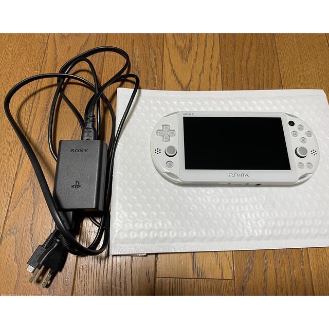 PlayStation Vita(プレイステーションヴィータ)の専用　PlayStation Vita PCH-2000 カラー白 エンタメ/ホビーのゲームソフト/ゲーム機本体(その他)の商品写真