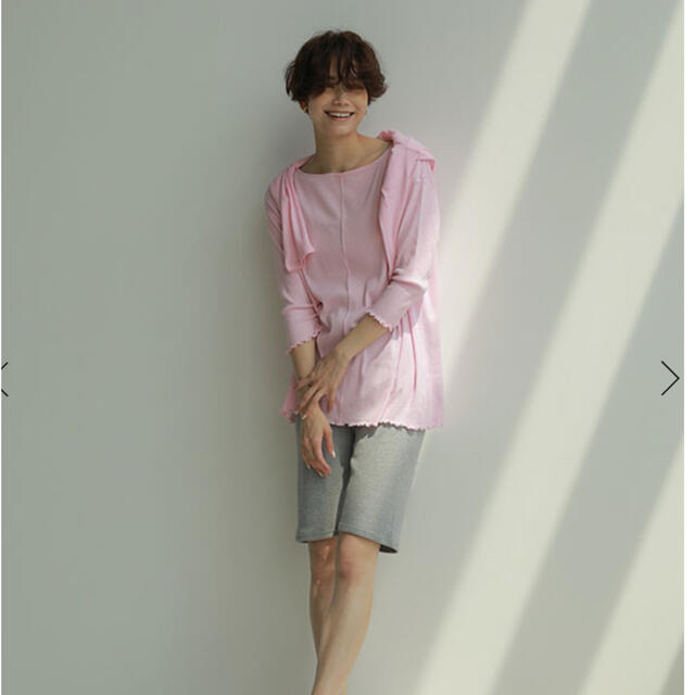 ETRE TOKYO ヘンリーネックエアリートップス新品ピンク レディースのトップス(Tシャツ(長袖/七分))の商品写真