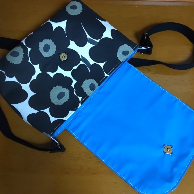 marimekko(マリメッコ)のマリメッコ　フラップ付きショルダーバッグ(黒) ハンドメイドのファッション小物(バッグ)の商品写真