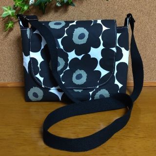 マリメッコ(marimekko)のマリメッコ　フラップ付きショルダーバッグ(黒)(バッグ)