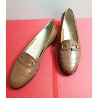 サルヴァトーレフェラガモ(Salvatore Ferragamo)の美　品！サルヴァトーレフェラガモローファー22051030(ローファー/革靴)