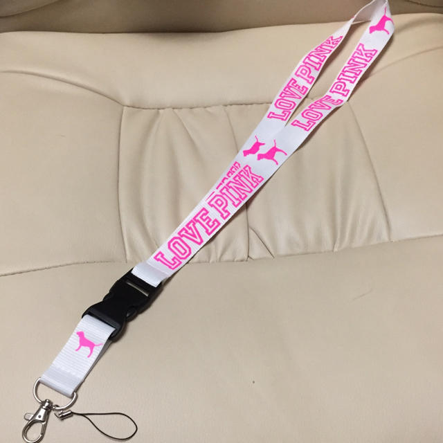 Victoria's Secret(ヴィクトリアズシークレット)の新品未使用 Victoria's secret PINK ネックストラップ 白 スマホ/家電/カメラのスマホアクセサリー(ネックストラップ)の商品写真