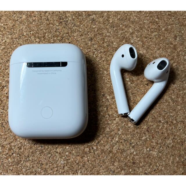 Apple(アップル)のAirPods 第二世代　ケース(第一世代) スマホ/家電/カメラのオーディオ機器(ヘッドフォン/イヤフォン)の商品写真