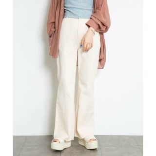 ケービーエフ(KBF)の【IVORY】カットオフフレアパンツ(その他)