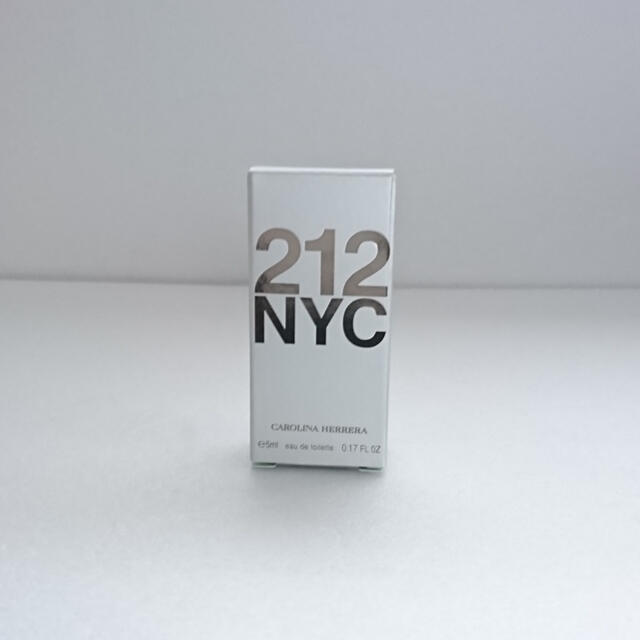 CAROLINA HERRERA(キャロライナヘレナ)のキャロライナへレラ 212 NYC オードトワレ 香水 ミニ 5ml コスメ/美容の香水(香水(女性用))の商品写真