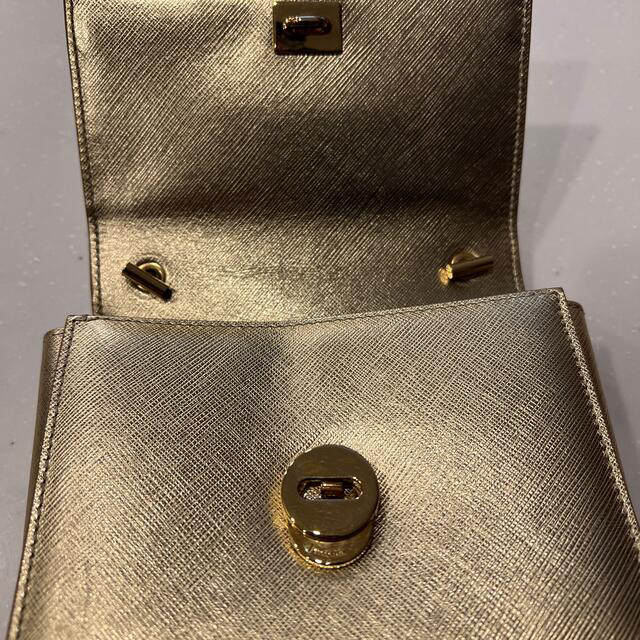 Salvatore Ferragamo(サルヴァトーレフェラガモ)の美品　フェラガモ　パーティバッグ　ショルダーバッグ　袋付き　ゴールド　金 レディースのバッグ(ショルダーバッグ)の商品写真
