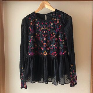 ザラ(ZARA)のザラ　花柄刺繍ブラウス　　在庫確認中(シャツ/ブラウス(長袖/七分))