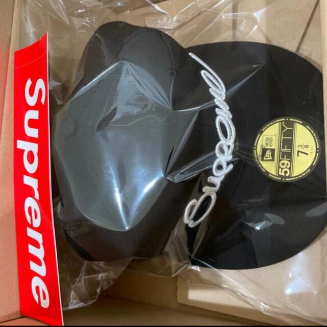 Supreme(シュプリーム)のSupreme Handstyle New Era Black 7 3/8 メンズの帽子(キャップ)の商品写真