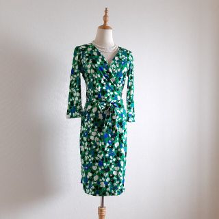 ダイアンフォンファステンバーグ(DIANE von FURSTENBERG)の【極美品】DVF　ラップワンピース　シルク100% カシュクール 総柄 グリーン(ひざ丈ワンピース)