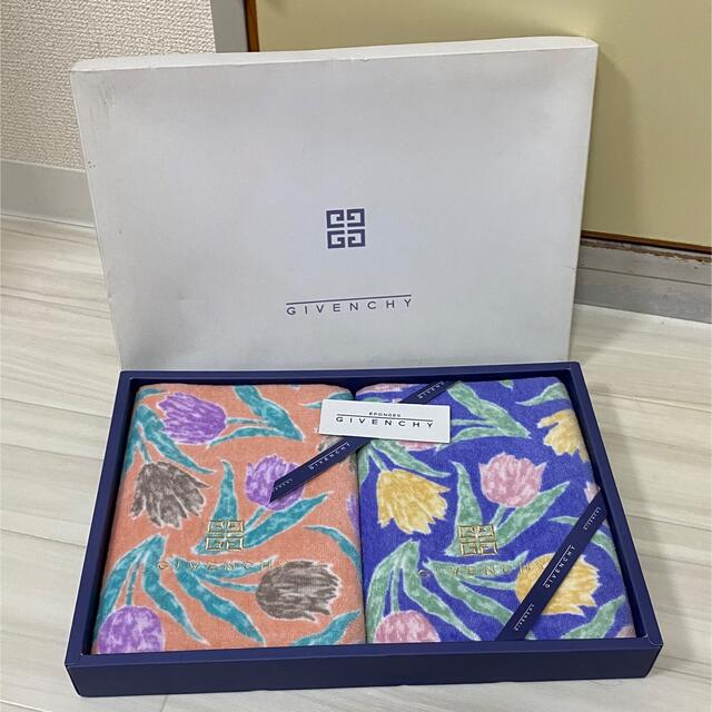 GIVENCHY(ジバンシィ)の新品　 ジバンシー　 フェイスタオル　 ２枚セット　 花柄 インテリア/住まい/日用品の日用品/生活雑貨/旅行(タオル/バス用品)の商品写真