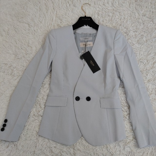UNTITLED(アンタイトル)のタグ付き✨UNTITLED ノーカラージャケット グレー レディースのフォーマル/ドレス(スーツ)の商品写真