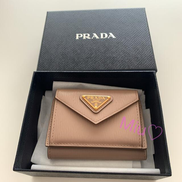 未使用級✨PRADA ウォレット　ロゴ彫刻　サフィアーノレザー　ブラック