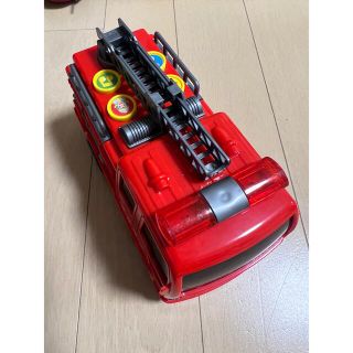 電池式　音もなる消防車　全長約15cm(ミニカー)