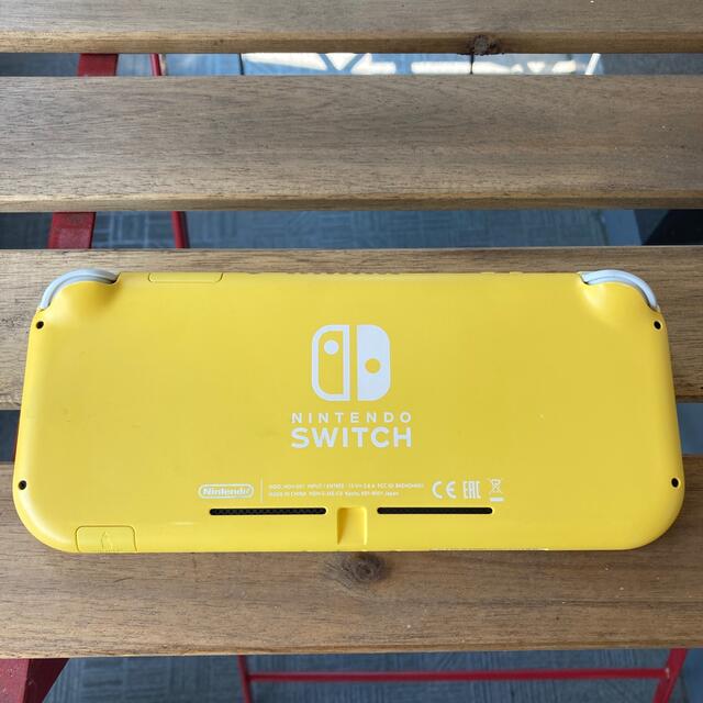 Nintendo Switch(ニンテンドースイッチ)のSwitch ライト本体　イエロー エンタメ/ホビーのゲームソフト/ゲーム機本体(携帯用ゲーム機本体)の商品写真