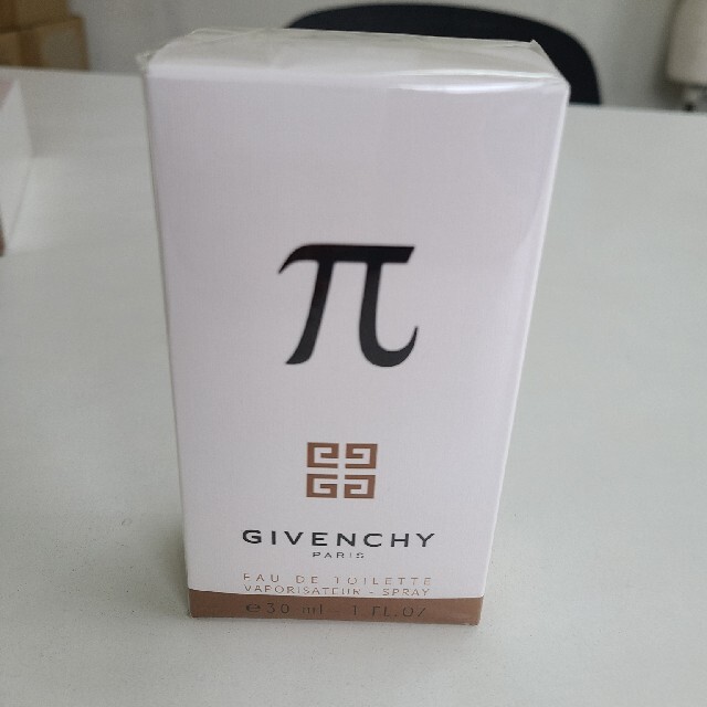 GIVENCHY(ジバンシィ)の新品未開封GIVENCHYジバンシーパイπオーデトワレ30ml コスメ/美容の香水(香水(女性用))の商品写真