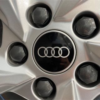 アウディ(AUDI)のアウディ　ホイールボルトキャップ　1台分　純正品　送料込み(汎用パーツ)