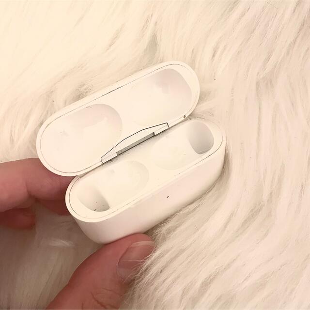 Apple(アップル)の充電MAXの状態で発送します✨Apple AirPods Pro エアーポッズ スマホ/家電/カメラのオーディオ機器(ヘッドフォン/イヤフォン)の商品写真