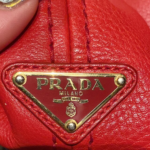 PRADA(プラダ)のプラダ  ワンショルダー　バッグ　ロゴ　レッド レディースのバッグ(ショルダーバッグ)の商品写真