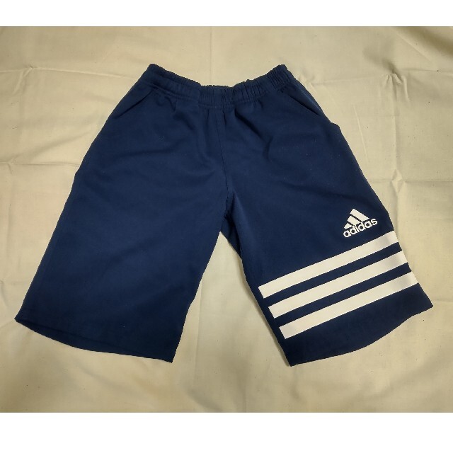 adidas(アディダス)のadidas ネイビー 短パン 140cm キッズ/ベビー/マタニティのキッズ服男の子用(90cm~)(パンツ/スパッツ)の商品写真