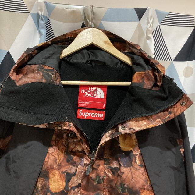 Supreme(シュプリーム)のノースフェイス supreme コラボマウンテンジャケット 枯葉 落ち葉 美品 メンズのジャケット/アウター(マウンテンパーカー)の商品写真