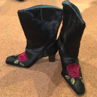 シャルルジョルダン(CHARLES JOURDAN)のシャルルジョルダン♡新品未使用 ハラコ素材刺繍入りブーツ👢(ブーツ)