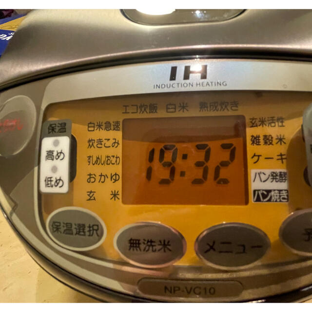 象印(ゾウジルシ)のZOJIRUSHI IH炊飯ジャー5.5合炊きブラウン NP-VC10 スマホ/家電/カメラの調理家電(炊飯器)の商品写真