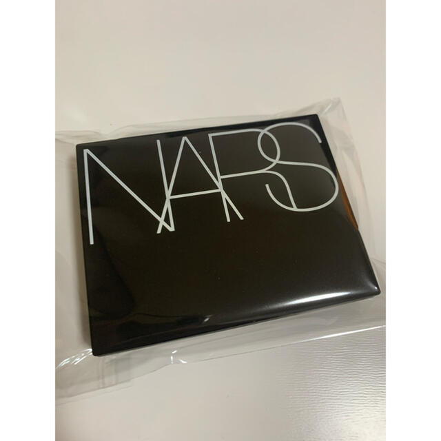 NARS ライトリフレクティングセッティングパウダープレストN コスメ/美容のベースメイク/化粧品(フェイスパウダー)の商品写真