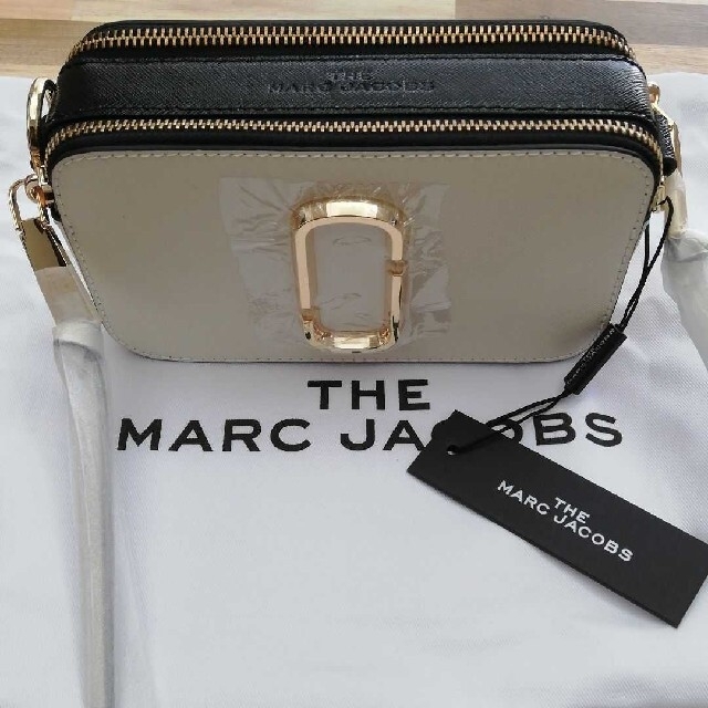 MARC JACOBS(マークジェイコブス)のお値下げ中！新品 マークジェイコブス ショルダーバッグ  クラウドホワイトマルチ レディースのバッグ(ショルダーバッグ)の商品写真