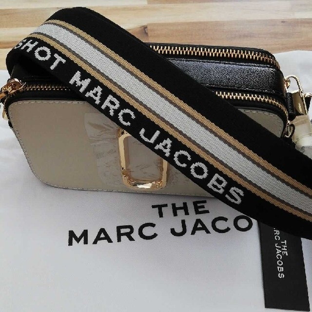 MARC JACOBS(マークジェイコブス)のお値下げ中！新品 マークジェイコブス ショルダーバッグ  クラウドホワイトマルチ レディースのバッグ(ショルダーバッグ)の商品写真