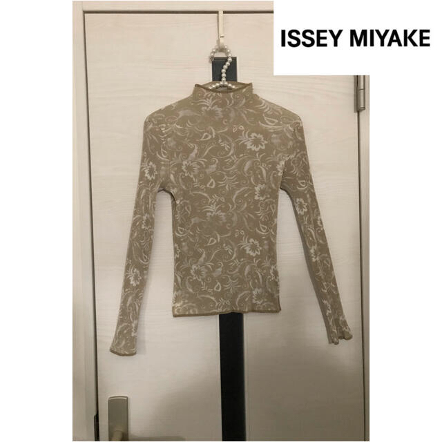 ISSEY MIYAKE(イッセイミヤケ)のレア〈美品〉 ISSEY MIYAKE ✴︎ プリーツ 花柄 カットソー レディースのトップス(カットソー(長袖/七分))の商品写真