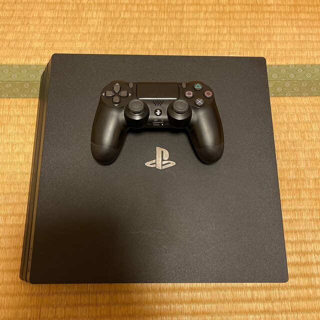 PlayStation4(プレイステーション4)のPlayStation4 Pro CUH-7200BB01 ジェットブラック エンタメ/ホビーのゲームソフト/ゲーム機本体(家庭用ゲーム機本体)の商品写真