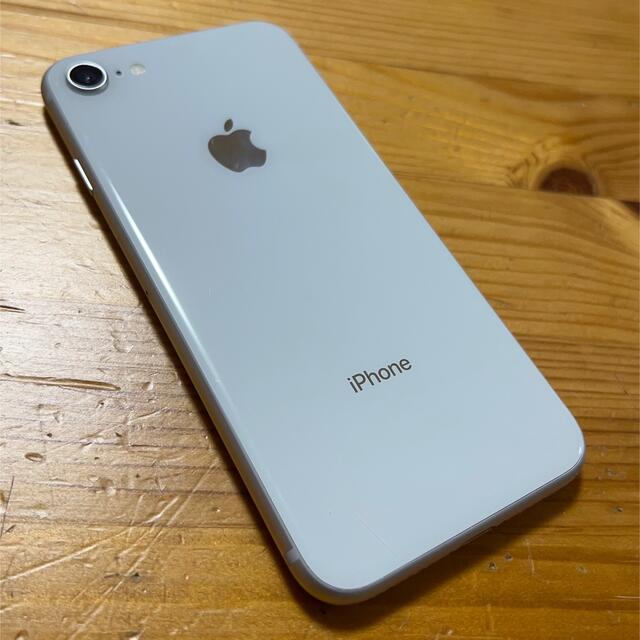 iPhone(アイフォーン)の【中古美品】SIMフリー iPhone8 64GBシルバー スマホ/家電/カメラのスマートフォン/携帯電話(スマートフォン本体)の商品写真