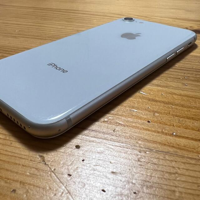 iPhone(アイフォーン)の【中古美品】SIMフリー iPhone8 64GBシルバー スマホ/家電/カメラのスマートフォン/携帯電話(スマートフォン本体)の商品写真