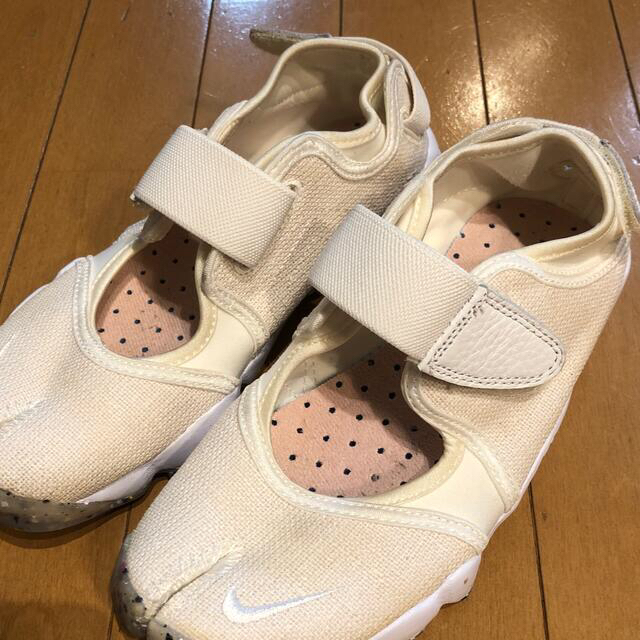 NIKE(ナイキ)のNIKE エアリフト ベージュ 23cm IENA 購入 レディースの靴/シューズ(スニーカー)の商品写真