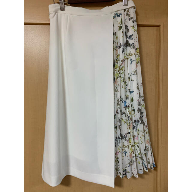 FRAY I.D(フレイアイディー)のTONAL バードフラワーアシメプリーツスカート レディースのスカート(ひざ丈スカート)の商品写真