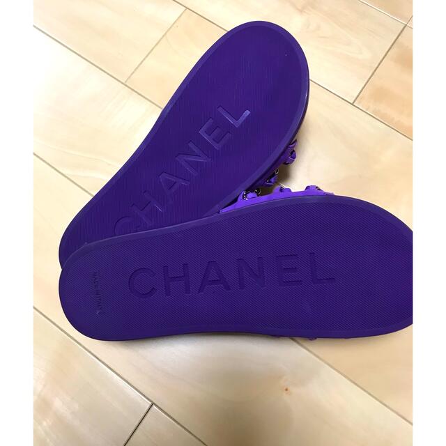 CHANEL(シャネル)の新品未使用　CHANEL シャネル　38 チェーンサンダル　パープル レディースの靴/シューズ(サンダル)の商品写真