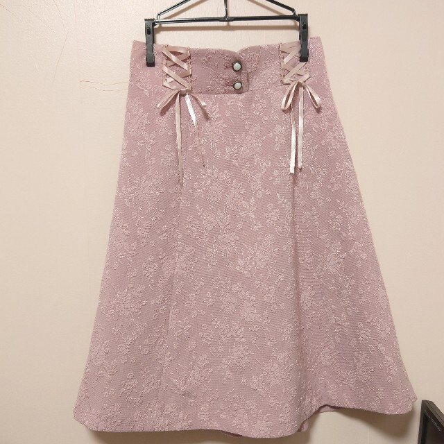 axes femme(アクシーズファム)のaxes femme 花刺繍ピンクスカート レディースのスカート(ひざ丈スカート)の商品写真