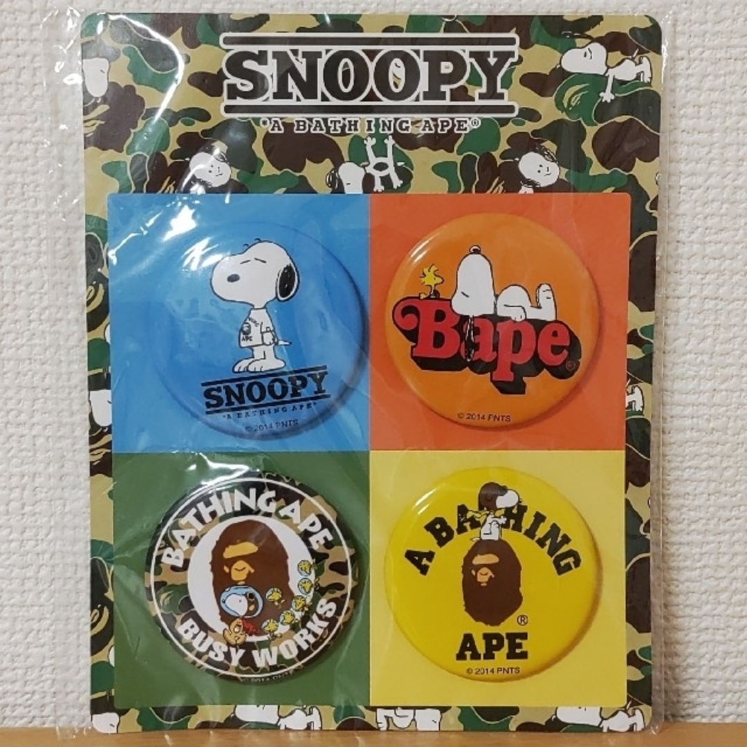 A BATHING APE(アベイシングエイプ)の伊勢丹コラボ限定☆A BATHING APE × SNNOPYノベルティ缶バッチ エンタメ/ホビーのコレクション(ノベルティグッズ)の商品写真