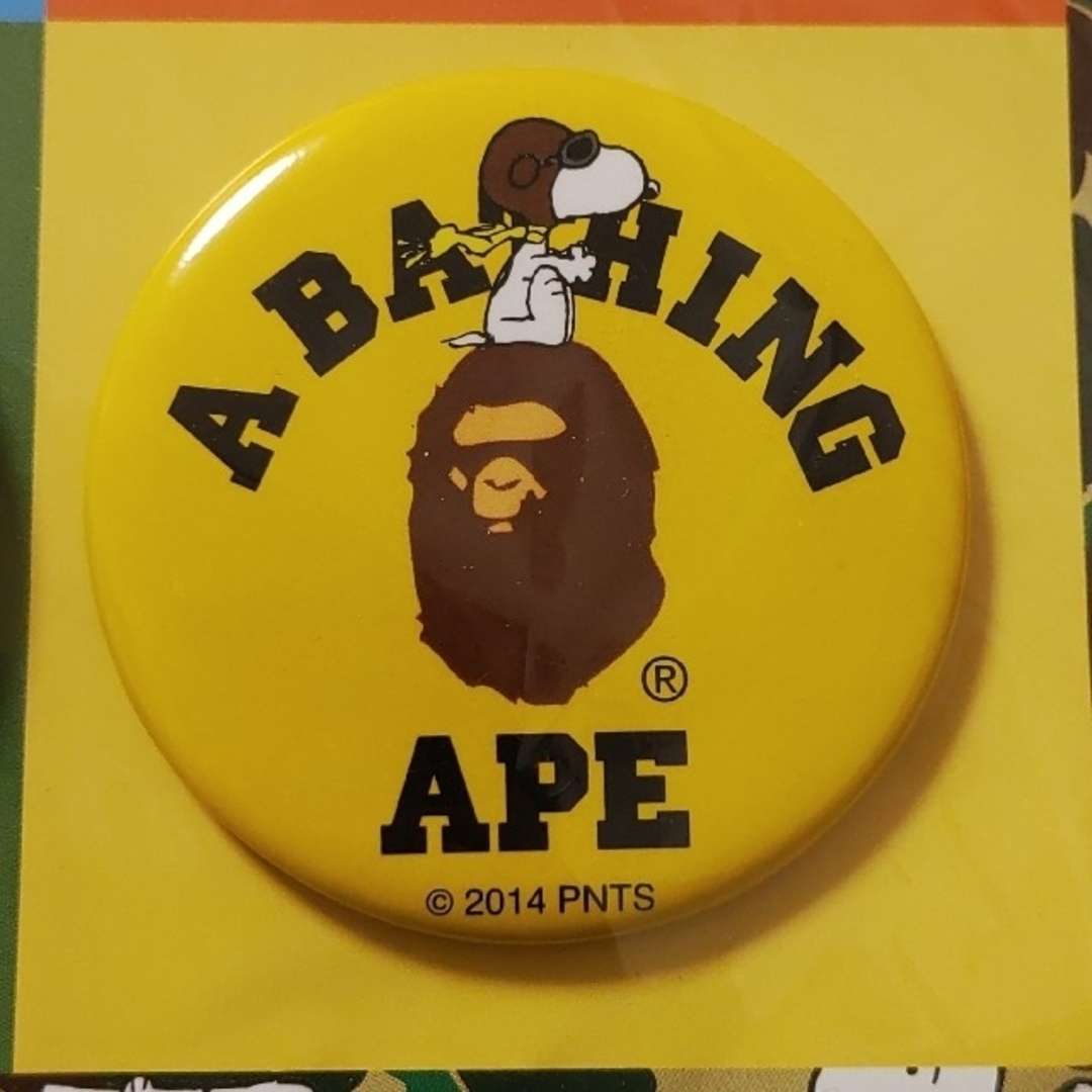 A BATHING APE(アベイシングエイプ)の伊勢丹コラボ限定☆A BATHING APE × SNNOPYノベルティ缶バッチ エンタメ/ホビーのコレクション(ノベルティグッズ)の商品写真